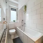 Gockel Homes - Zentral Mit Balkon & Netflix شقة *