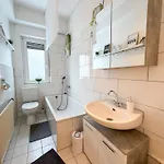 Gockel Homes - Zentral Mit Balkon & Netflix