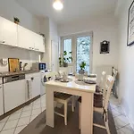 Gockel Homes - Zentral Mit Balkon & Netflix Appartamento *