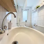 Gockel Homes - Zentral Mit Balkon & Netflix Appartamento *