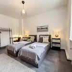 Gockel Homes - Zentral Mit Balkon & Netflix *