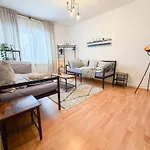 Gockel Homes - Zentral Mit Balkon & Netflix *