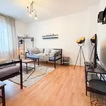 Gockel Homes - Zentral Mit Balkon & Netflix Appartement