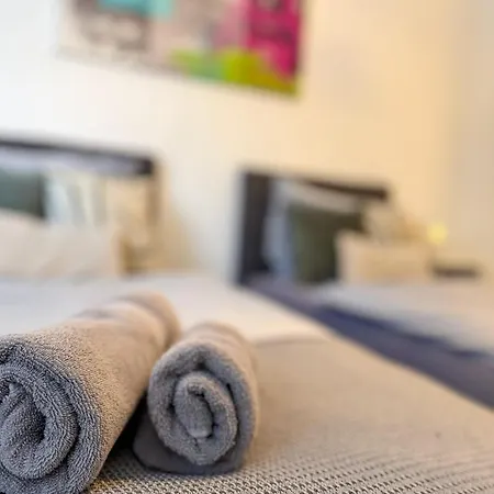 Gockel Homes - Zentral Mit Balkon & Netflix דירה *