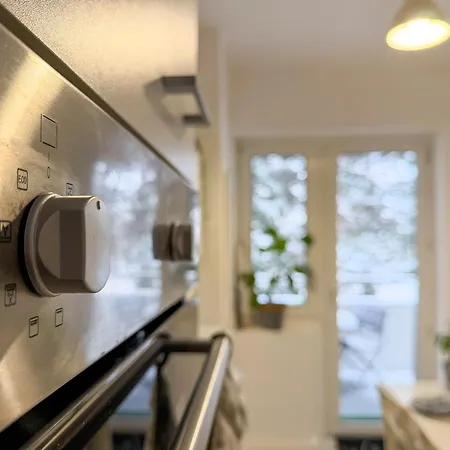 Gockel Homes - Zentral Mit Balkon & Netflix דירה