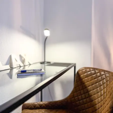 Gockel Homes - Zentral Mit Balkon & Netflix אסן