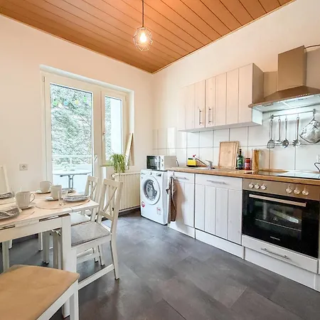 Gockel Homes - Zentral Mit Balkon & Netflix דירה