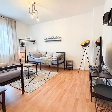 Gockel Homes - Zentral Mit Balkon & Netflix Appartamento