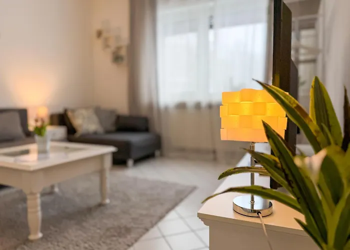 Gockel Homes - Zentral Mit Balkon & Netflix * אסן