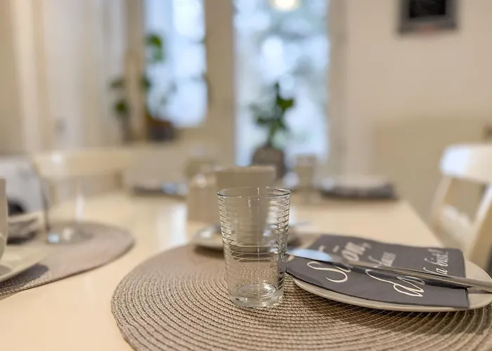 Gockel Homes - Zentral Mit Balkon & Netflix Appartamento *