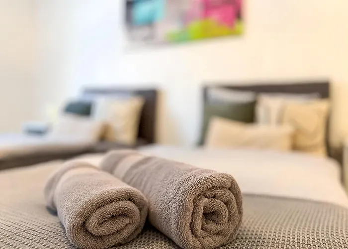 Gockel Homes - Zentral Mit Balkon & Netflix * אסן