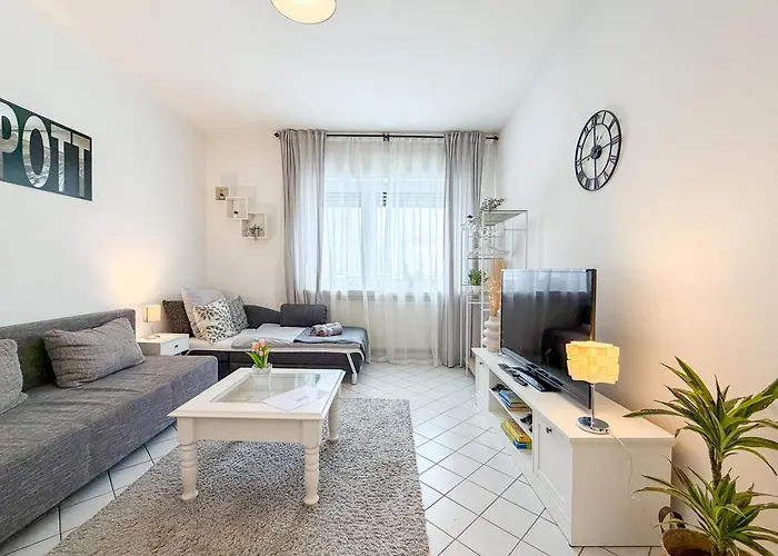 Gockel Homes - Zentral Mit Balkon & Netflix * אסן
