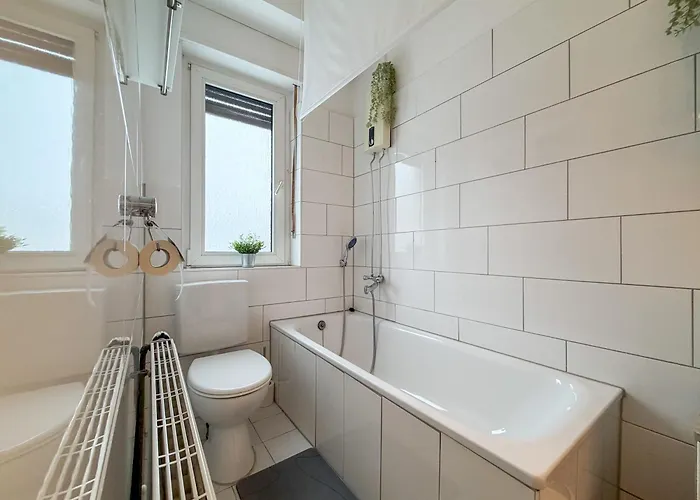 Gockel Homes - Zentral Mit Balkon & Netflix Appartamento