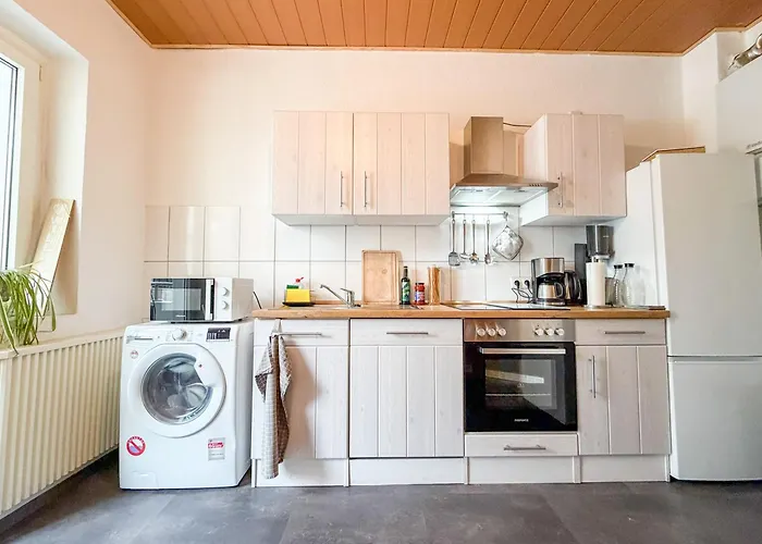 Gockel Homes - Zentral Mit Balkon & Netflix אסן