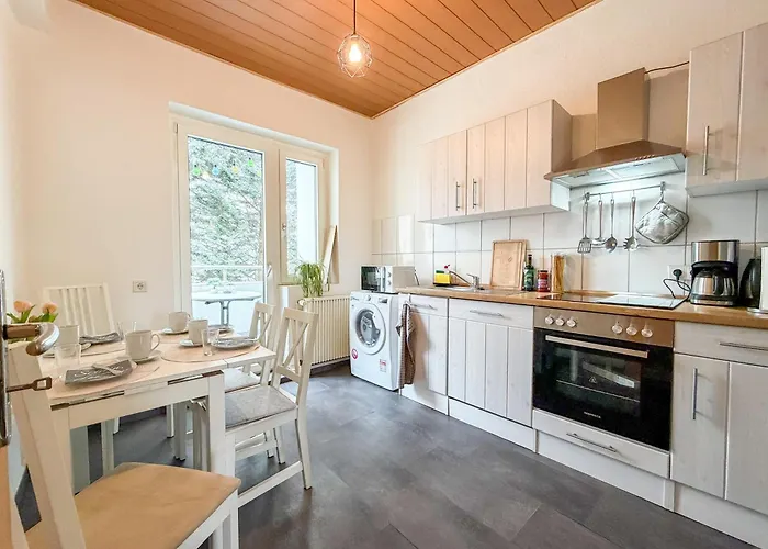 Gockel Homes - Zentral Mit Balkon & Netflix דירה